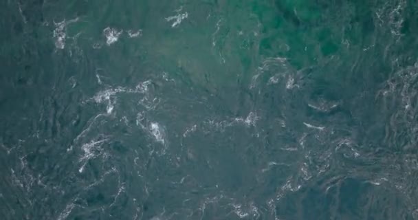 Ωκεάνια Κύματα Στην Ακτή Της Νορβηγίας Πάνω Προς Κάτω Πουλιά — Αρχείο Βίντεο