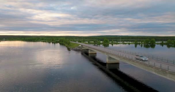 Ponte Sobre Rio Cênico Lapônia Norte Suécia Drone Aéreo Disparado — Vídeo de Stock