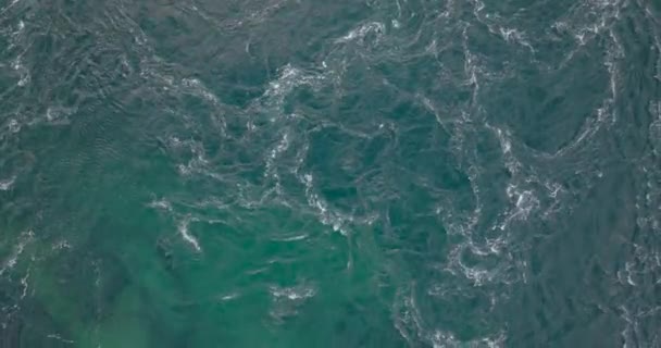 ノルウェー北部の海流と渦巻き 空中トップダウン — ストック動画