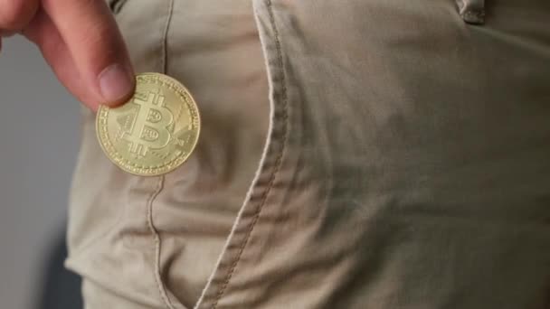 Ein Physischer Goldener Bitcoin Der Die Hosentasche Gesteckt Wird Aus — Stockvideo