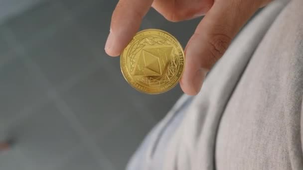 Блестящая Золотая Монета Эфириума Помещенная Карман Закрытая Статичная — стоковое видео