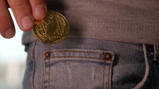Eine Physische Ethereum Münze Wird Eine Hosentasche Gesteckt Großaufnahme Und — Stockvideo