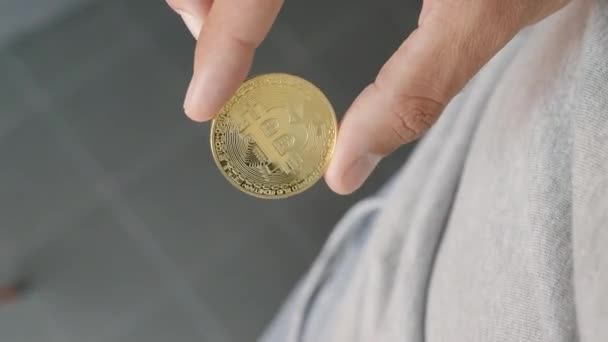 Golden Bitcoin Wordt Bekeken Vervolgens Een Zak Door Een Mans — Stockvideo