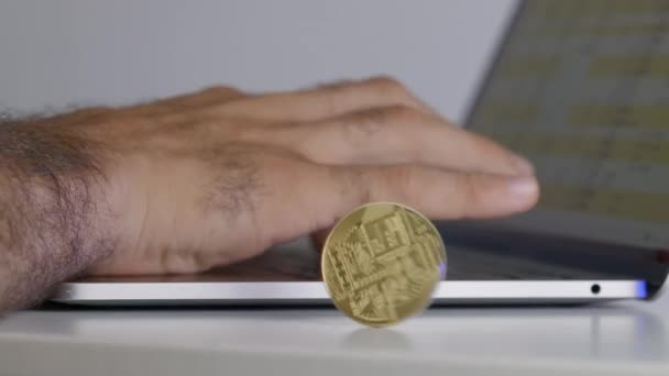 Мужчины Вручную Печатают Ноутбуке Золотым Биткойном Вращающимся Рядом Ним Статический — стоковое видео