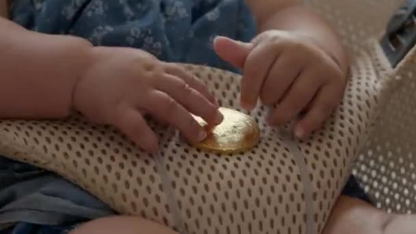 Babys Diminutas Manos Regordetas Con Bitcoin Oro Rebotando Silla Estático — Vídeos de Stock