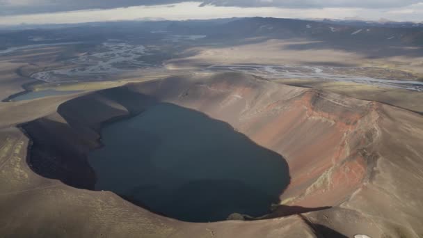 冰岛火山口湖的空中后向拍摄火山景观 阳光普照时岛上美丽的风景 — 图库视频影像