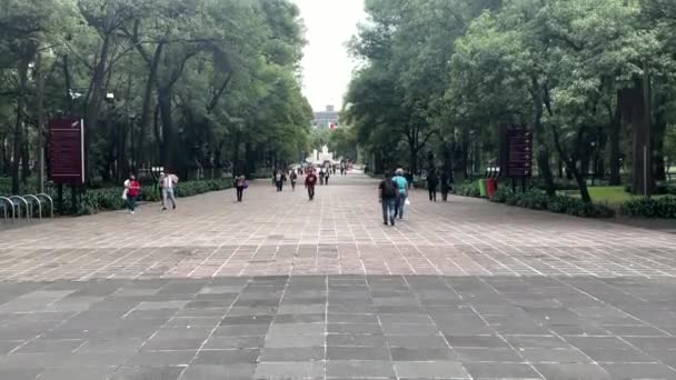 Tiro Pessoas Caminhando Entrada Para Floresta Chapultepec Cidade México — Vídeo de Stock