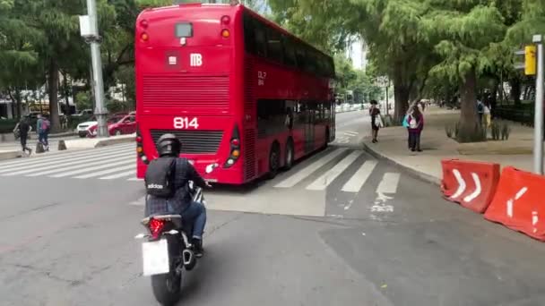午後にパセオ レフォルマに沿って循環するメキシコの公共交通機関の遅い動きのショット — ストック動画