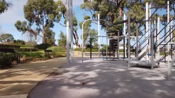空の子供の遊び場の低角度パノラマビュー パースオーストラリア — ストック動画