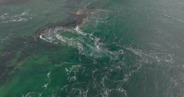 Vue Aérienne Des Vagues Tourbillonnantes Océan Dans Nord Norvège — Video