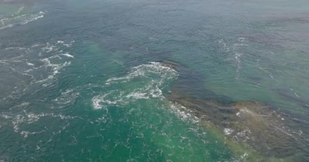 在挪威北部有强烈洋流的绿松石海 空中射击 — 图库视频影像
