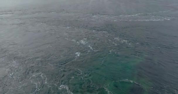 Natürliches Muster Der Starken Strömung Bildet Kleine Whirlpools Der Meeresoberfläche — Stockvideo