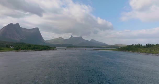 Vista Panoramica Del Fiordo Norvegese Stortinden Mountain Norvegia Ripresa Aerea — Video Stock