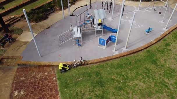 Luchtfoto Afdaling Buurt Van Lege Speeltuin Voor Kinderen Park Apparatuur — Stockvideo