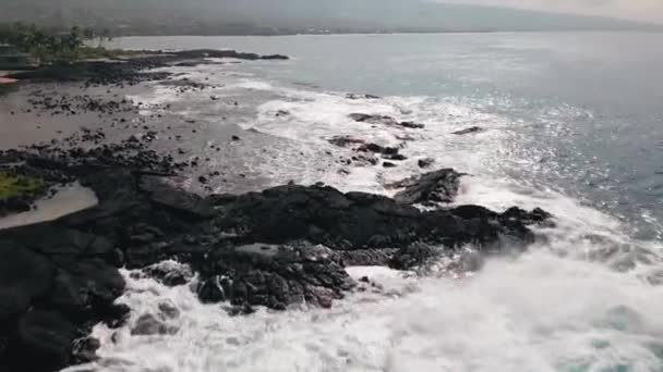 Швидкий Повітряний Постріл Хвиль Розбився Скелях — стокове відео