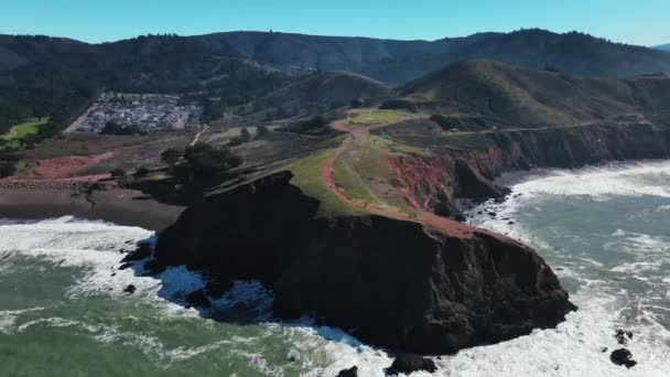Drone Filmato Spiaggia Onde Colpire Scogliere Rocciose — Video Stock