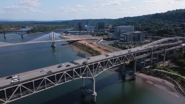 Forward Drone Shot Downtown Portland Oregon Waterfront Bridges Com Carros — Vídeo de Stock