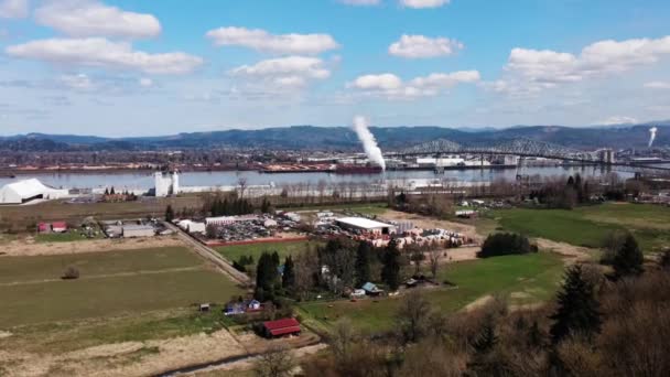 Estrada Industrial Para Frente Drone Tiro Com Fumaça Fundo — Vídeo de Stock