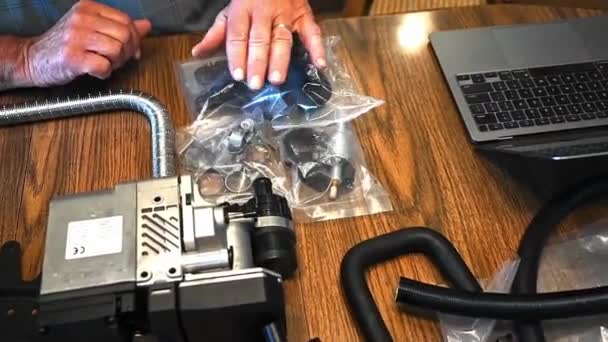 Handyman Montáž Dieselové Ohřívače Vody Třídění Dílů — Stock video