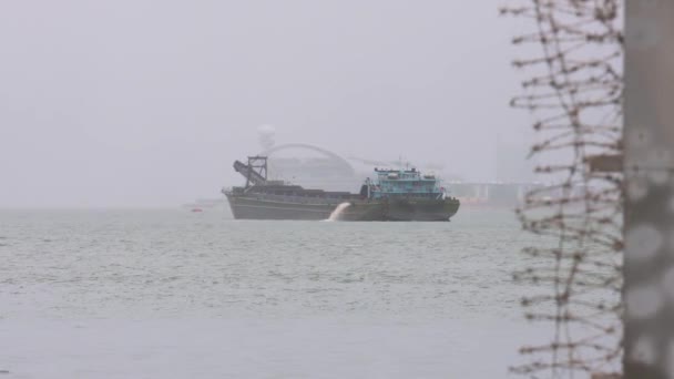 Navio Visto Beira Mar Sob Forte Chuva Durante Severo Sinal — Vídeo de Stock