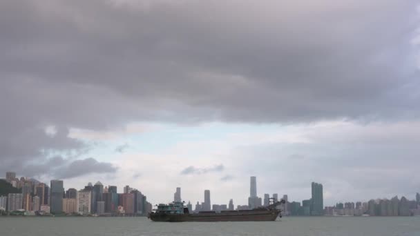 Корабль Рассматривается Набережной Сильная Тропическая Буря Тайфуна Дает Временный Перерыв — стоковое видео