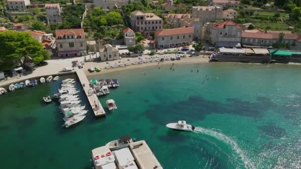 Revelación Aérea Barco Que Entra Puerto Lopud Croacia — Vídeos de Stock