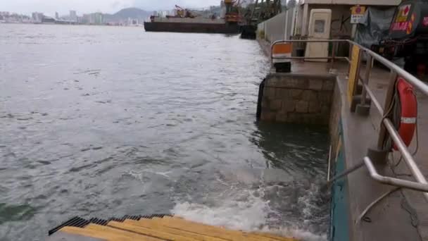 Les Courants Marins Éclaboussent Eau Sur Pont Riverain Port Après — Video