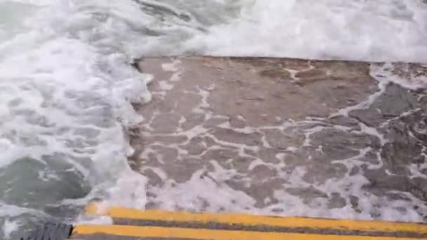 激しい熱帯性台風の嵐として港のウォーターフロントに強い海流が流れ 63マイル 101 の風が続き 香港市内を流れています — ストック動画