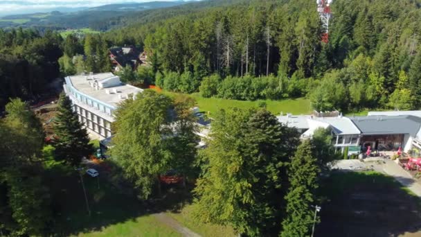 位于Mariborsko Pohorje山顶的酒店 夏天是最受欢迎的远足目的地 冬天是滑雪地 缆车连接斯洛文尼亚的马里博尔市 — 图库视频影像