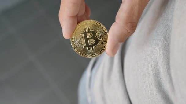 Bitcoin Étant Tombé Dans Une Poche Puis Tapoté Statique Regardant — Video
