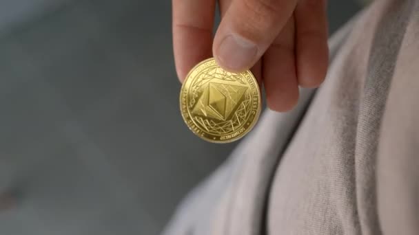 Физическая Монета Эфириума Помещается Карман Человека Сверху Закрыть — стоковое видео