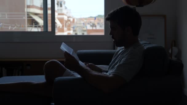 Homem Sentado Uma Sala Escura Devido Falta Eletricidade Olhando Para — Vídeo de Stock