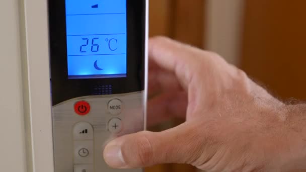 Person Die Auf Knopfdruck Die Raumtemperatur Senkt Energie Sparen Nahaufnahme — Stockvideo