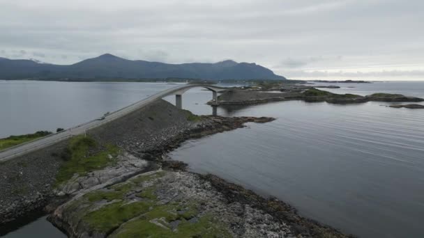 Летающие Вдоль Атлантического Океана Дороги Норвегии Чайками Автомобилями Внизу Мостом — стоковое видео