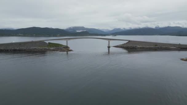 ノルウェーの大西洋道路に向かって飛んでいるアトランティスは 海の真ん中にある2つの島を結ぶ橋を通過する車で — ストック動画
