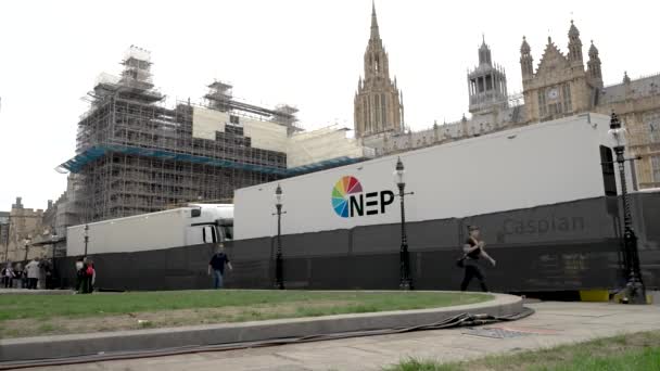 Caspian Nep Broadcast Truck Geparkeerd Buiten Huizen Van Het Parlement — Stockvideo