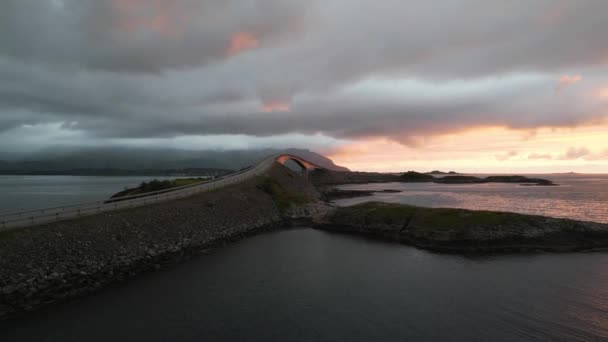 Atlantik Okyanusu Yolu Doğru Ilerleyen Atlanterhavsveien Norveç Dramatik Bir Günbatımı — Stok video