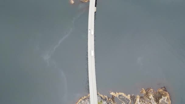 ノルウェーのアトランティック オーシャン ロード アトランテルハヴスヴィーンを走行中の車から雲に覆われた山々へ — ストック動画