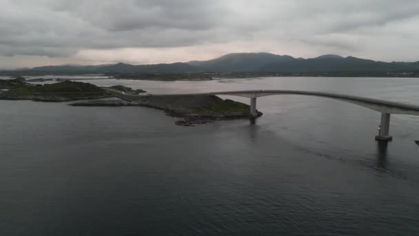 Survoler Route Océan Atlantique Norvège Avec Voiture Passant Pont Sur — Video