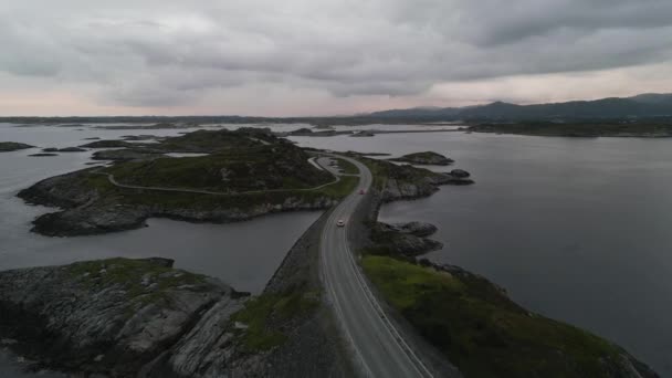 Пролетая Над Автомобилями Проходящими Через Атлантический Океан Норвегии Закате Летом — стоковое видео