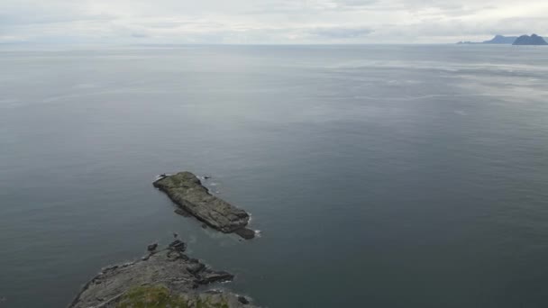 北ヨーロッパのオープン海の前に最後の島々を飛び越えるノルウェー劇的な風景 — ストック動画