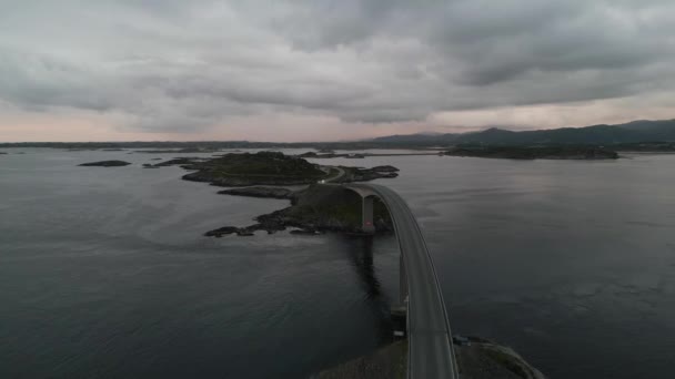 Lento Movimento Volo Sopra Auto Passando Oceano Atlantico Strada Norvegia — Video Stock