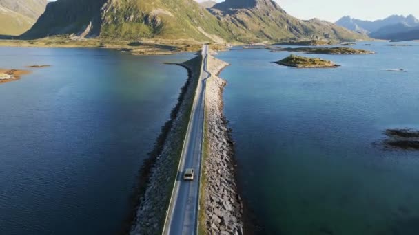 Ściganie Samochodu Przez Most Północnej Europie Trudnym Krajobrazem Kierunku Gór — Wideo stockowe