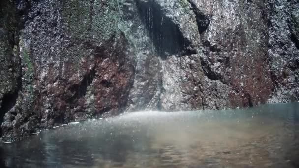 瀑布中的水滴到下面的池塘里 — 图库视频影像