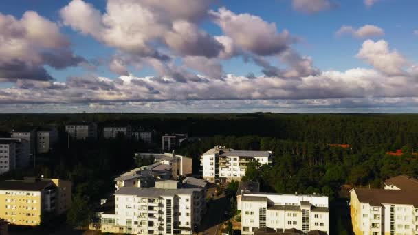Sunlit Lägenheter Och Lägenheter Nådendal Sommar Morgon Finland Stigande Antenn — Stockvideo