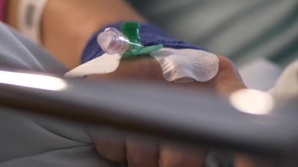 白种人手臂的特写 在医院病床上滴下 紧紧抓住床单 — 图库视频影像