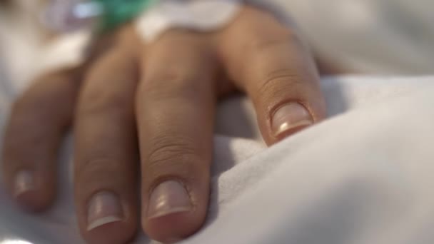 Super Zbliżenie Białej Dłoni Kroplówką Szpitalnym Łóżku Ściskając Prześcieradło — Wideo stockowe