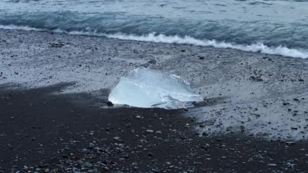 Slow Motion Ocean Wave Flooding Ice Cube Costa Praia Negra — Vídeo de Stock