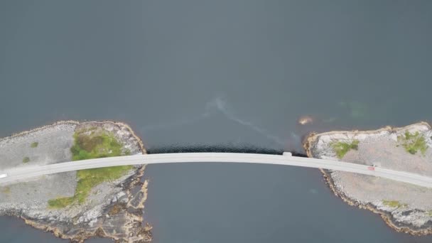 Voando Sobre Carro Atravessando Uma Ponte Solitária Noruega Acima Oceano — Vídeo de Stock
