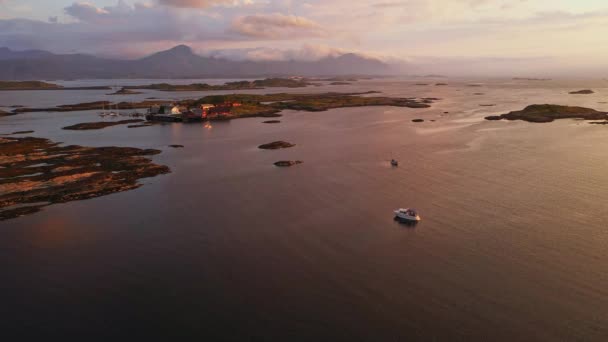 Norveç Merkezindeki Sahil Şeridindeki Balıkçı Teknelerinin Günbatımında Hava Manzarası — Stok video